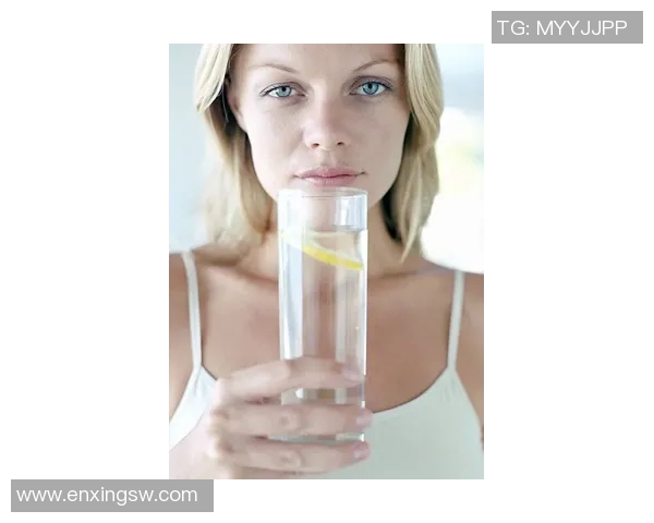 喝水哥的奇妙旅程从一杯水开始探索生活的无限可能